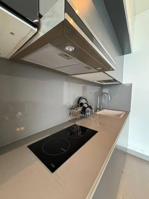 Countryside Luxury Suites - Supernova Noida Nuova Delhi Esterno foto