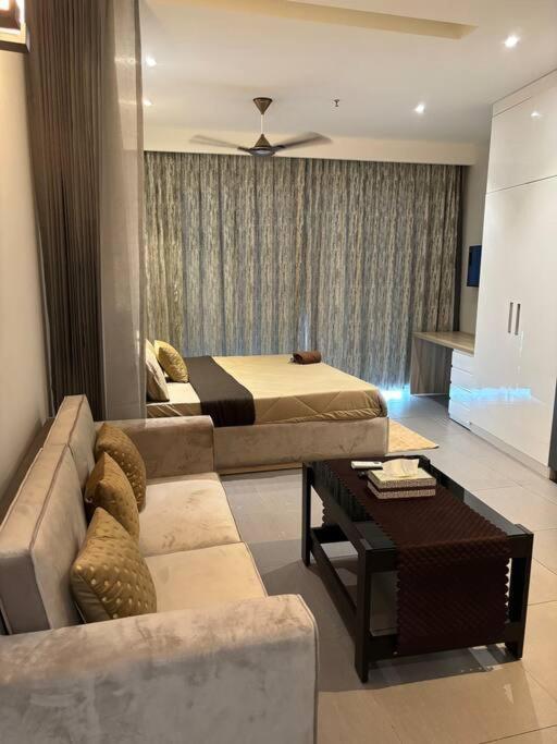 Countryside Luxury Suites - Supernova Noida Nuova Delhi Esterno foto