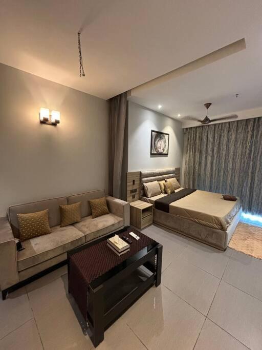 Countryside Luxury Suites - Supernova Noida Nuova Delhi Esterno foto