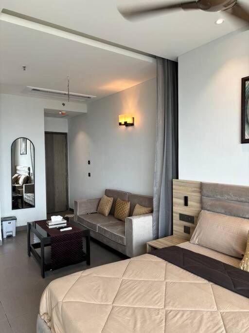 Countryside Luxury Suites - Supernova Noida Nuova Delhi Esterno foto