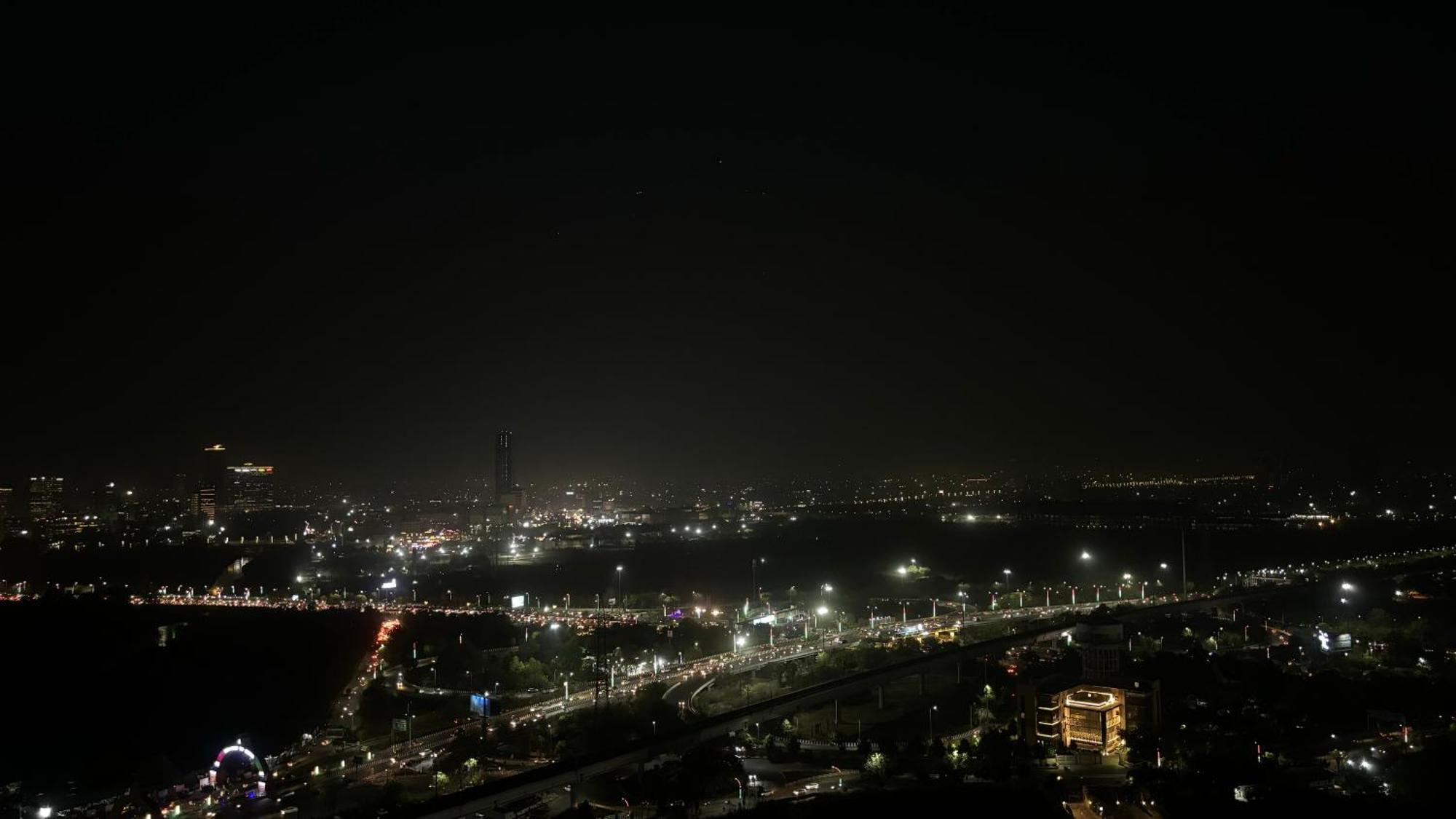 Countryside Luxury Suites - Supernova Noida Nuova Delhi Esterno foto