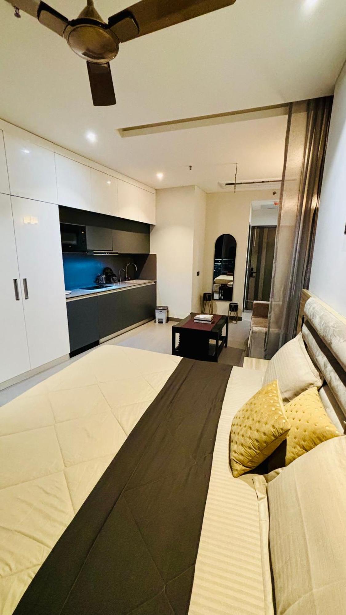 Countryside Luxury Suites - Supernova Noida Nuova Delhi Esterno foto